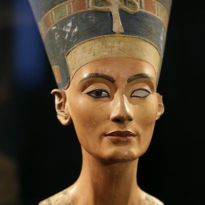 NEFERTITI grandes tumbas