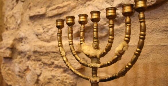Un romance sefardí en Fuente Obejuna 11 menorah
