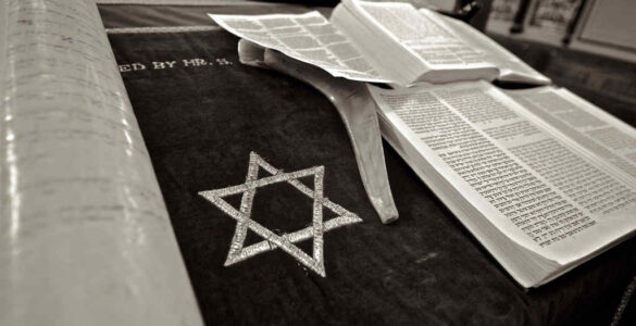 Baruch Spinoza. ¿Qué idea es más perfecta, Dios o el triángulo? 11 Dios o el triangulo
