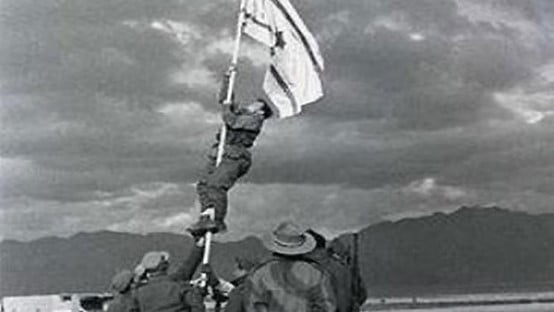 Soldados judíos izando la bandera de Israel 