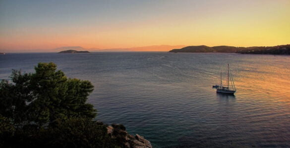 En velero por las islas griegas 1 Navegar en Grecia con amigos