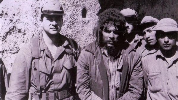 Félix Rodríguez capturando a Che Guevara Félix Rodríguez capturando a Che Guevara
