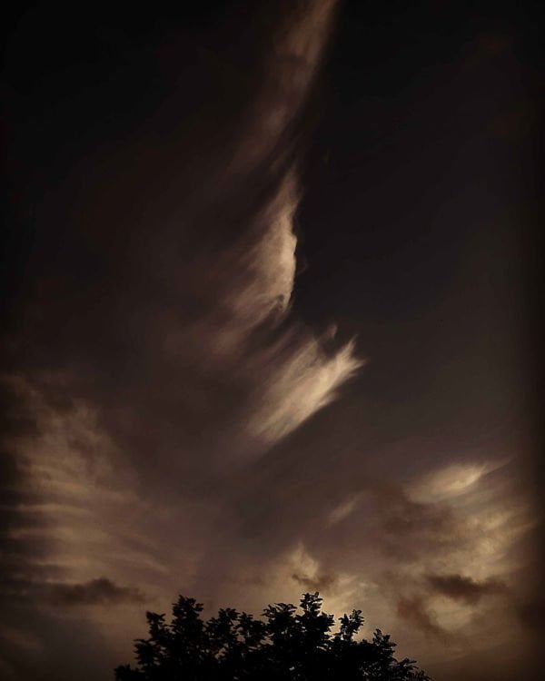 Las nubes en el cielo tejiendo sueños Las nubes en el cielo tejiendo sueños