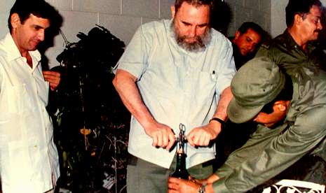 Fidel comparte con los integrantes de su escolta. La Habana