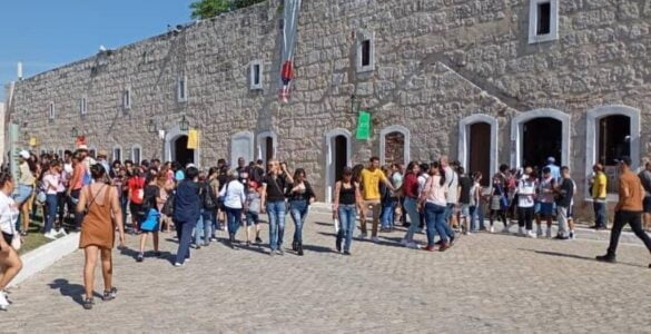 Masiva afluencia de público en San Carlos de la Cabaña, en la jornada de hoy sábado 8 XXXII Feria Internacional del Libro de La Habana