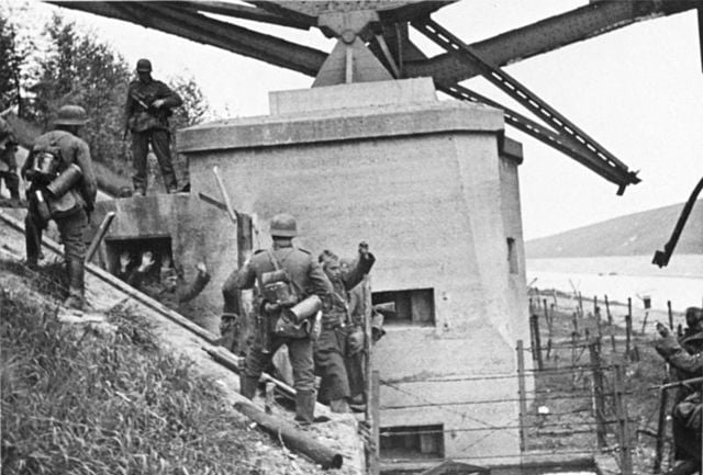 Los soldados belgas rindiéndose a los alemanes en el puente de Veldwezelt operación granito