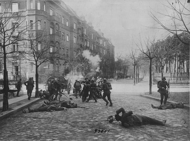 Combates en Berlín entre revolucionarios y fuerzas gubernamentales Weimar