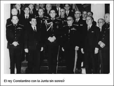 El rey Constantino con la Junta sin sonreír Constantino