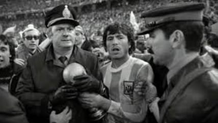 Dictaduras: pan y fútbol Dictaduras: pan y fútbol