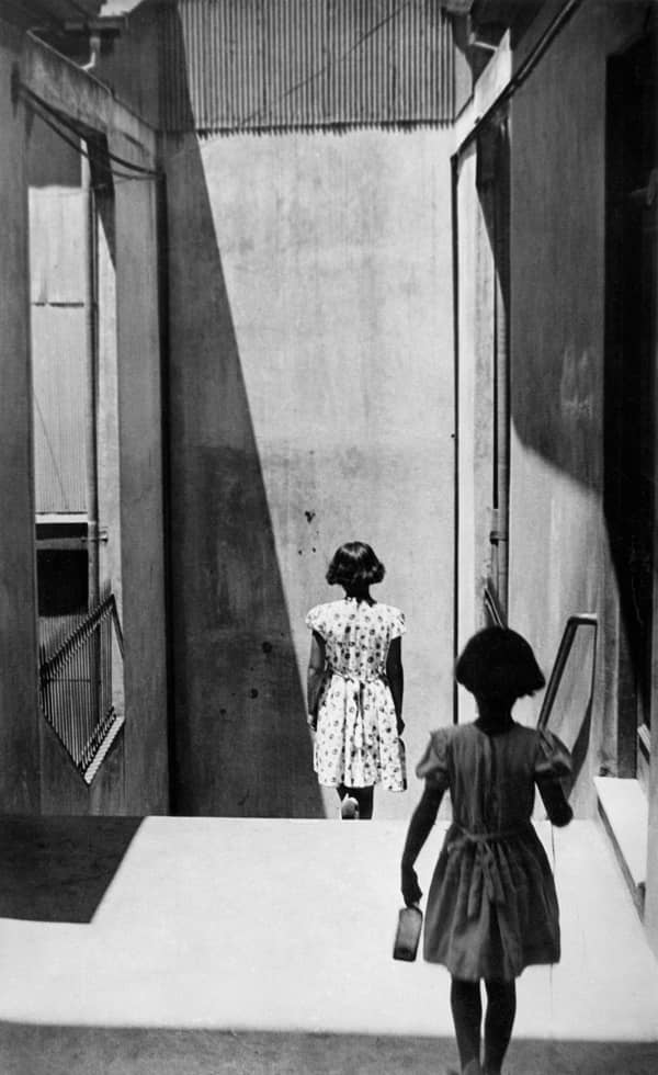 Sergio Larraín. La fotografía como documento social 4 Foto Pasaje Bavesttrello. Chile. 1952 c Sergio Larrain. Magnum Photos