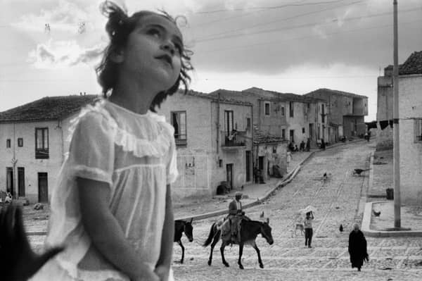 Sergio Larraín. La fotografía como documento social 2 Foto de la Biennal Calle principal de Corleone Sicilia1959©Sergio Larrain Magnum Photos