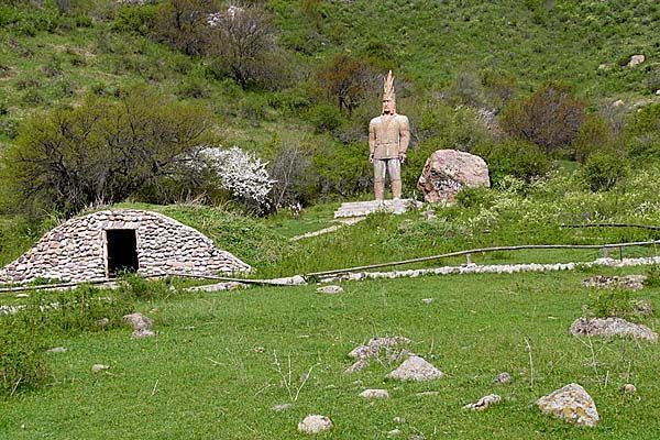 Un Tesoro Nacional y otra inscripción sin descifrar 1 El túmulo de Issyk
