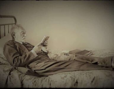 Cándido ANSEDE. Miguel de Unamuno leyendo en su casa de la calle de Bordadores. Salamanca, 1925. (Archivo Ansede. Ayuntamiento de Salamanca. Filmoteca de Castilla y León).