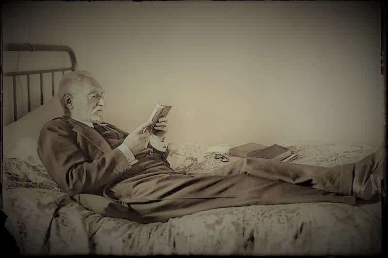 Cándido ANSEDE. Miguel de Unamuno leyendo en su casa de la calle de Bordadores. Salamanca, 1925. (Archivo Ansede. Ayuntamiento de Salamanca. Filmoteca de Castilla y León).